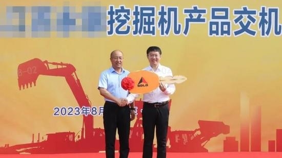 山东临工与江苏集团举行挖掘机交机仪式深化战略合作-南能精密制造有限公司(图3)