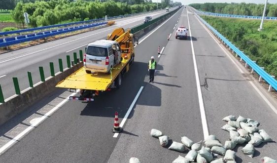 高速清障救援新突破 4分钟完成侧翻车辆处置-南能精密制造有限公司(图1)